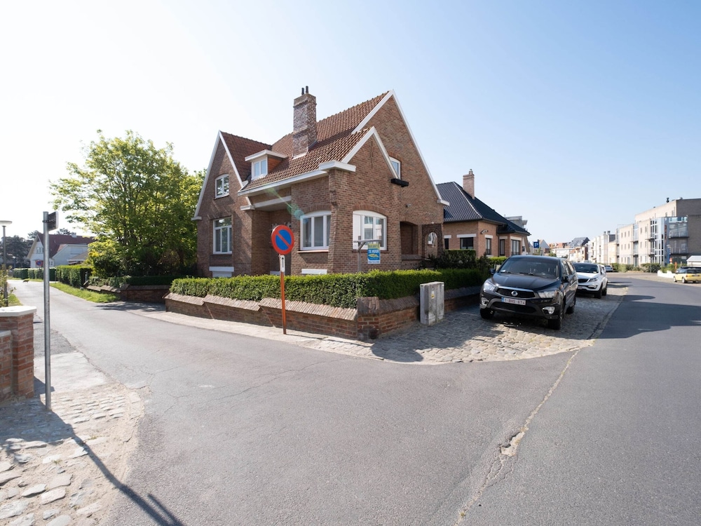 Villa in Koksijde With Sunny Garden