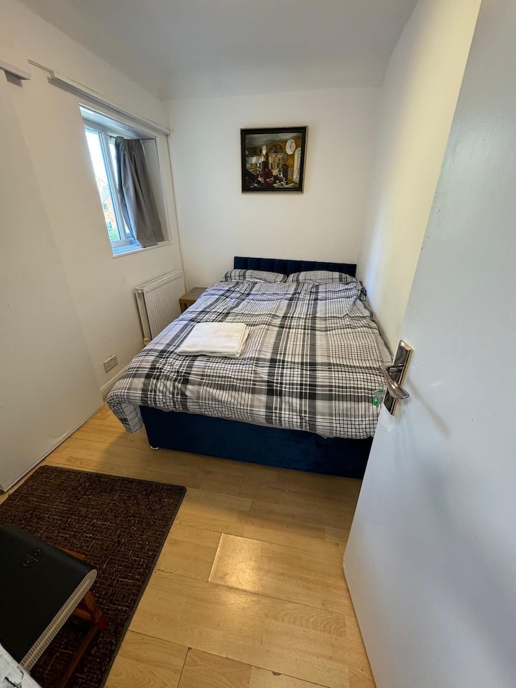 3BR Home Near Hounslow West Tube Station