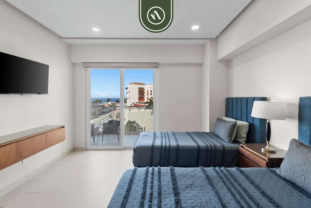 Tropical 2 BR Retreat - Close to the Beach - Pool
