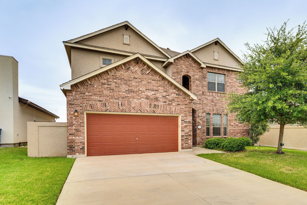 7 Mi to Lake Casa Blanca: Laredo Family Home!