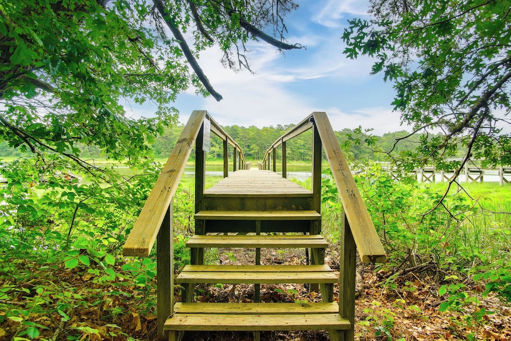 Furnished Deck: Retreat on Mashpee River!