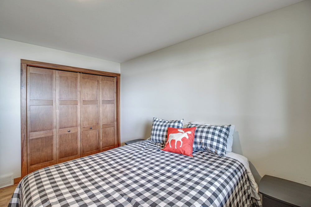 Private Beach & Dock: White Sand Lake Retreat!
