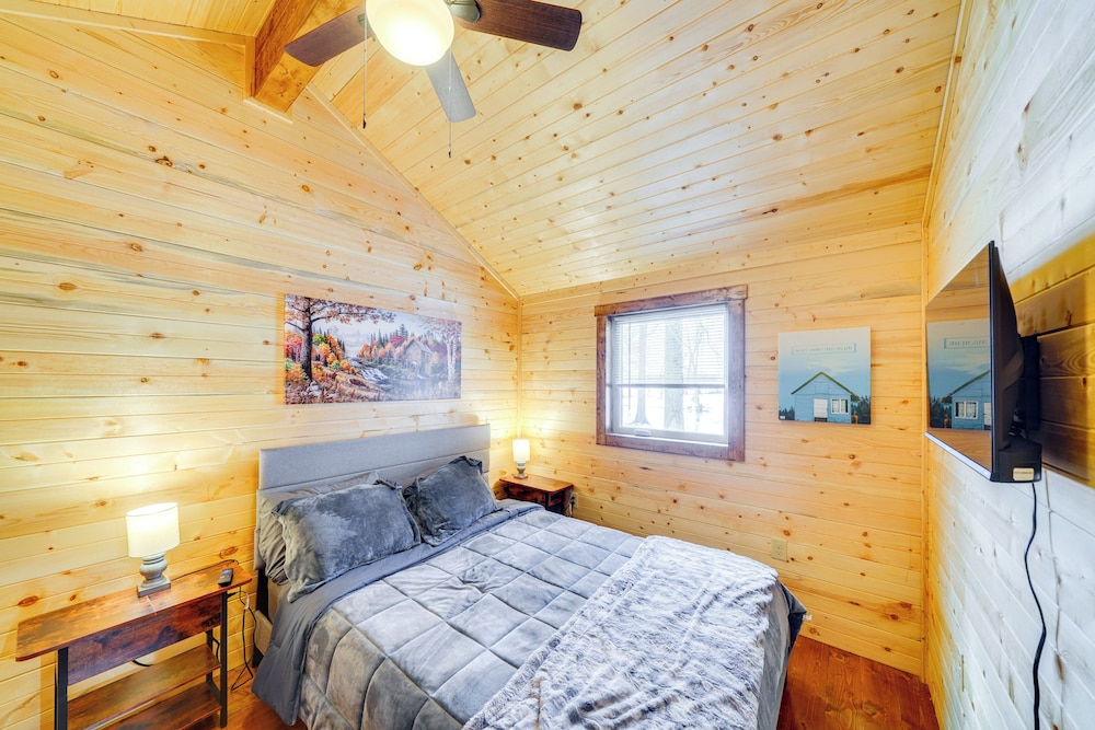 La Grange Cabin on a Racehorse Farm w/ Pond Views!
