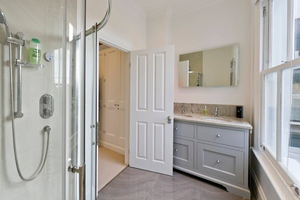 Spacious 4 Bed House, Battersea