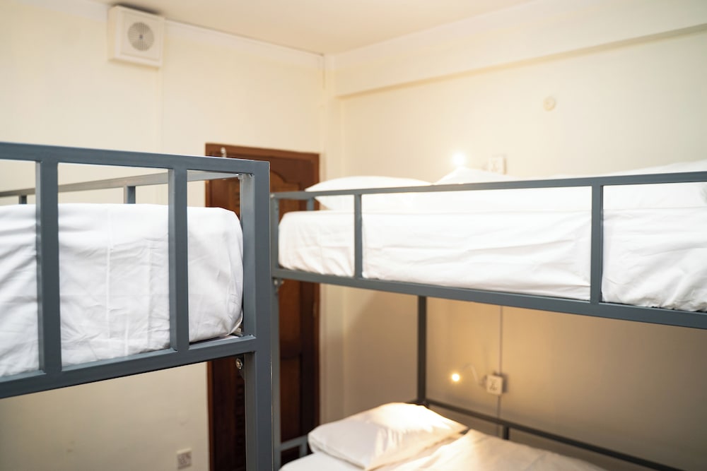 Aarya Wellness & Hostel