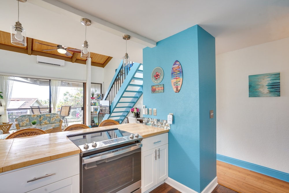 Downtown Kailua-kona Condo w/ Pool & Views