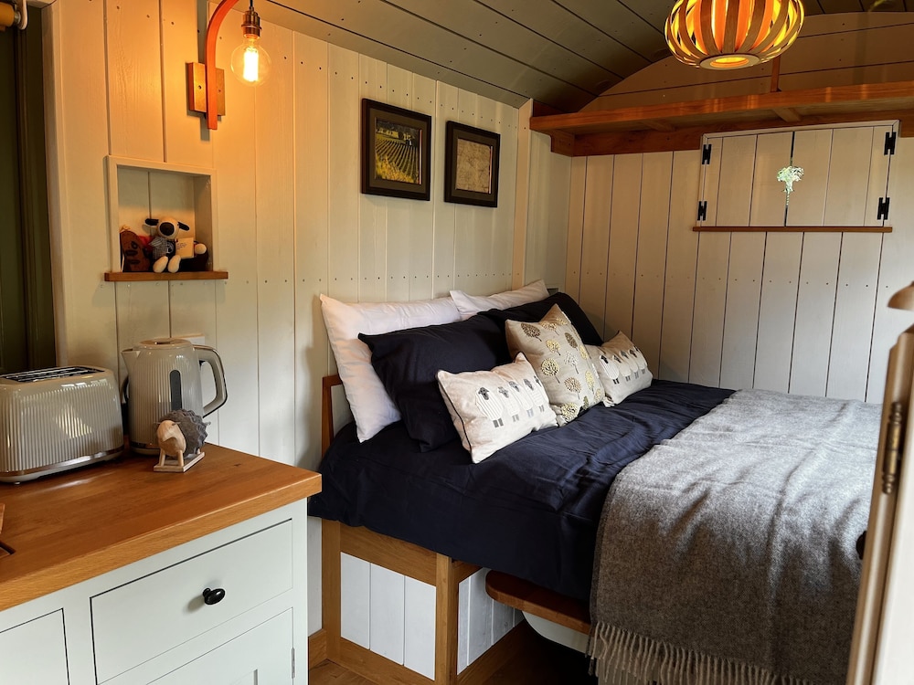 The Crooked Gate - Luxury Romantic Getaway view 2