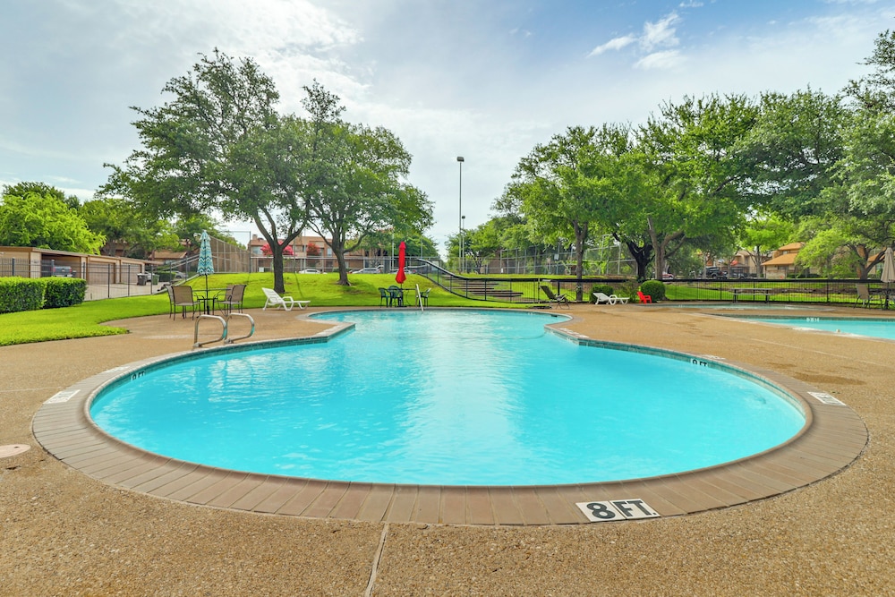 5 Mi to At&t Stadium: Townhome w/ Community Pools!