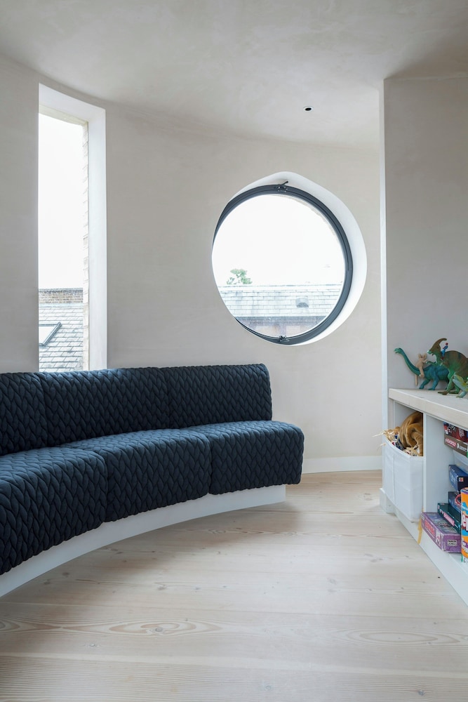 Blythe Road by Onefinestay