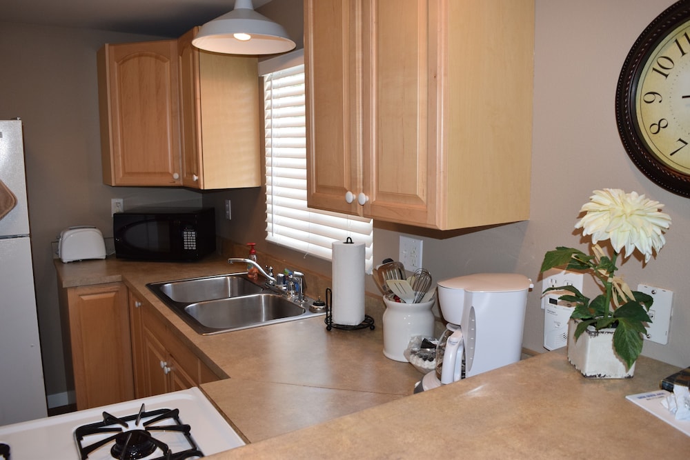 345 Hinds 2 Bedroom Cabin by RedAwning view 3
