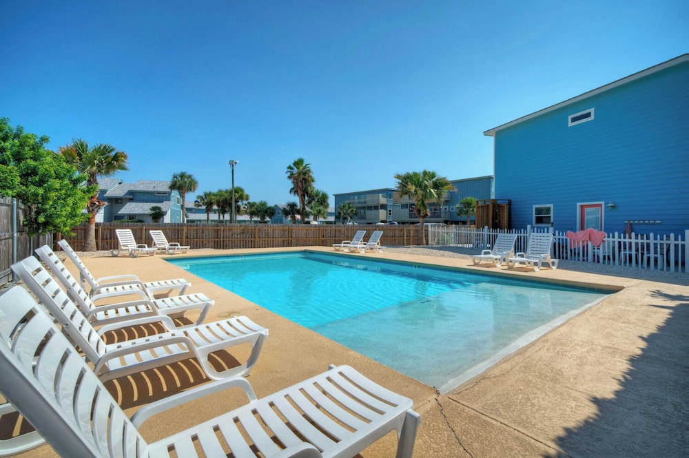 Sleeps 24, 2 Homes Pool, Backyard Tiki Bar, Fire Pit, Cornhole Walk to Beach