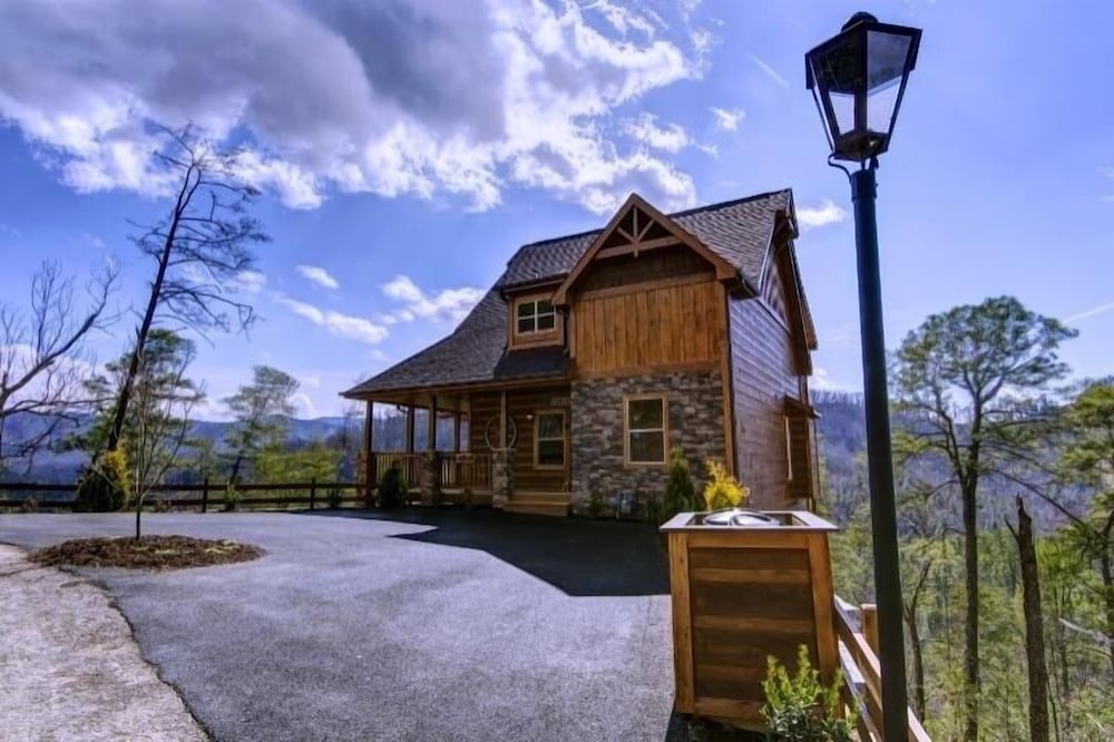Country Cozy - 4 Bedrooms, 5 Baths, Sleeps 16 Home by RedAwning