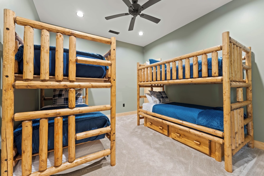 Black Bear Lodge by Avantstay Lakefront, Dock, Pool, Theater Sleeps 20+ view 4