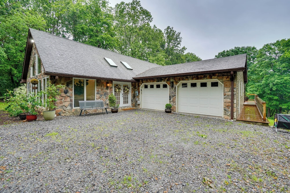 Hot Tub & Theater Room: Getaway in Falling Waters