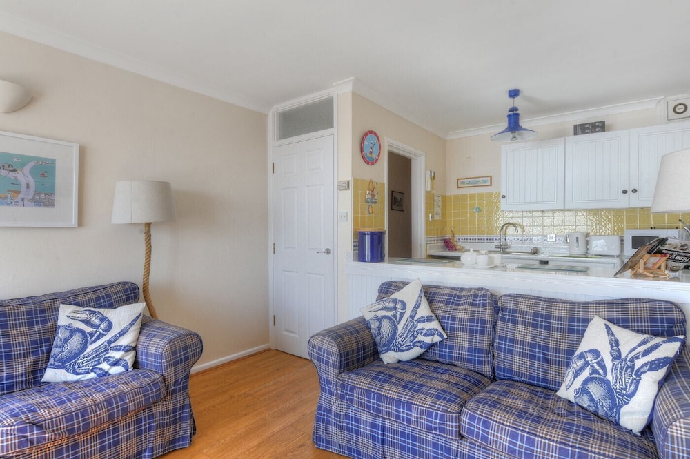 6 Bay View Court