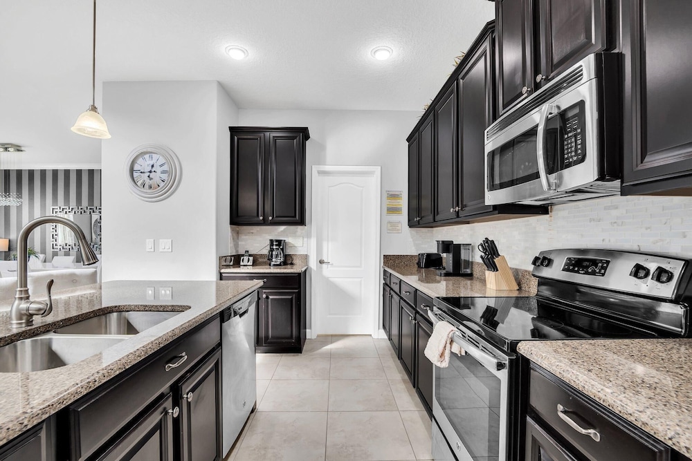 9008 PM - 5BD Serenity Villa: A Paradise Retreat