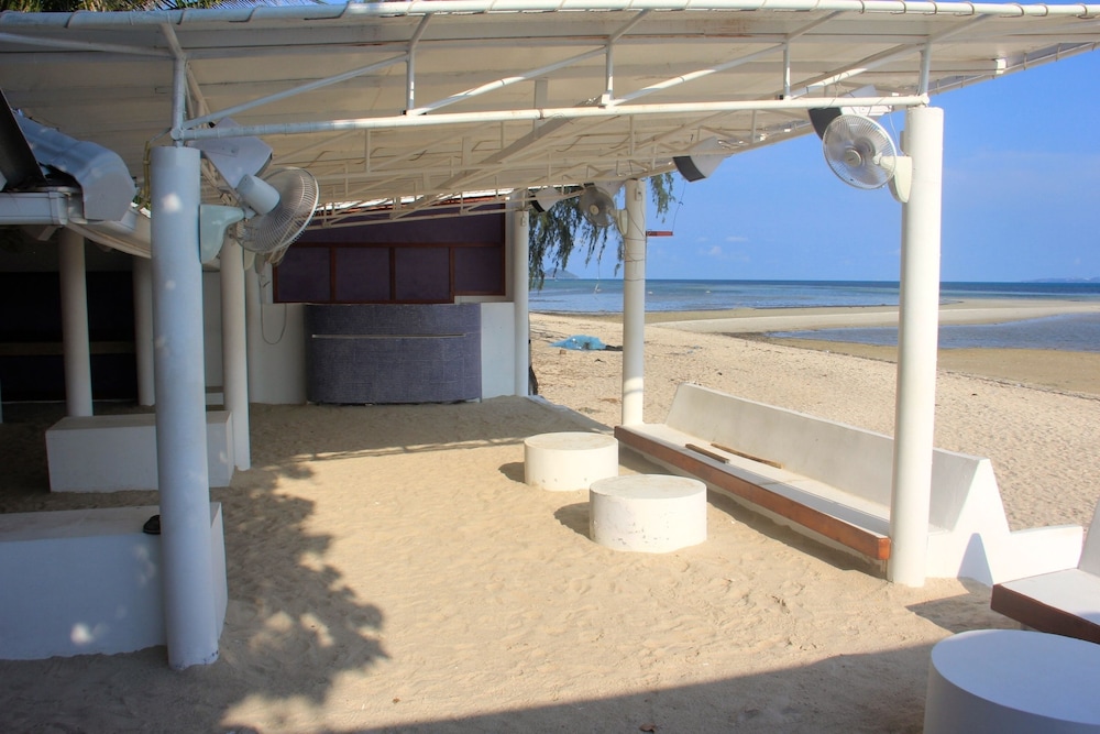 The Beach Village - Hostel