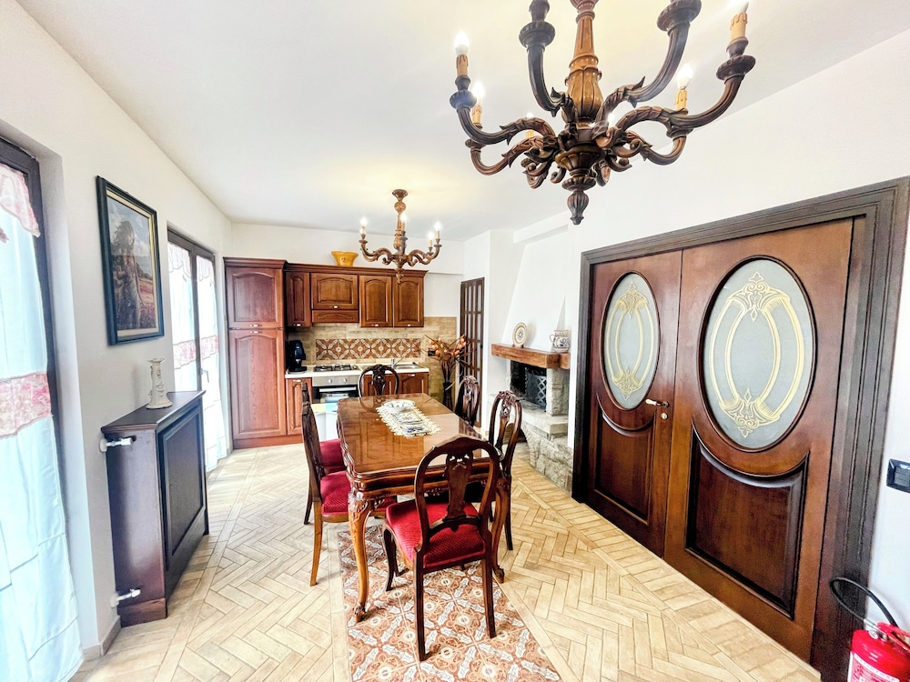 Charming Villa in Umbria - Sleeps 16 - Lake View - Pool, Jacuzzi and Events Room