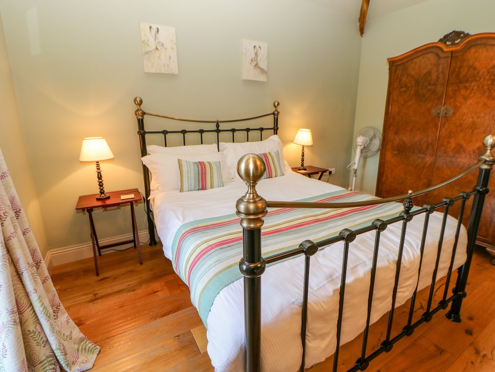 London Vacations - The Cartshed, Sedbury Park Farm - Property Image 3