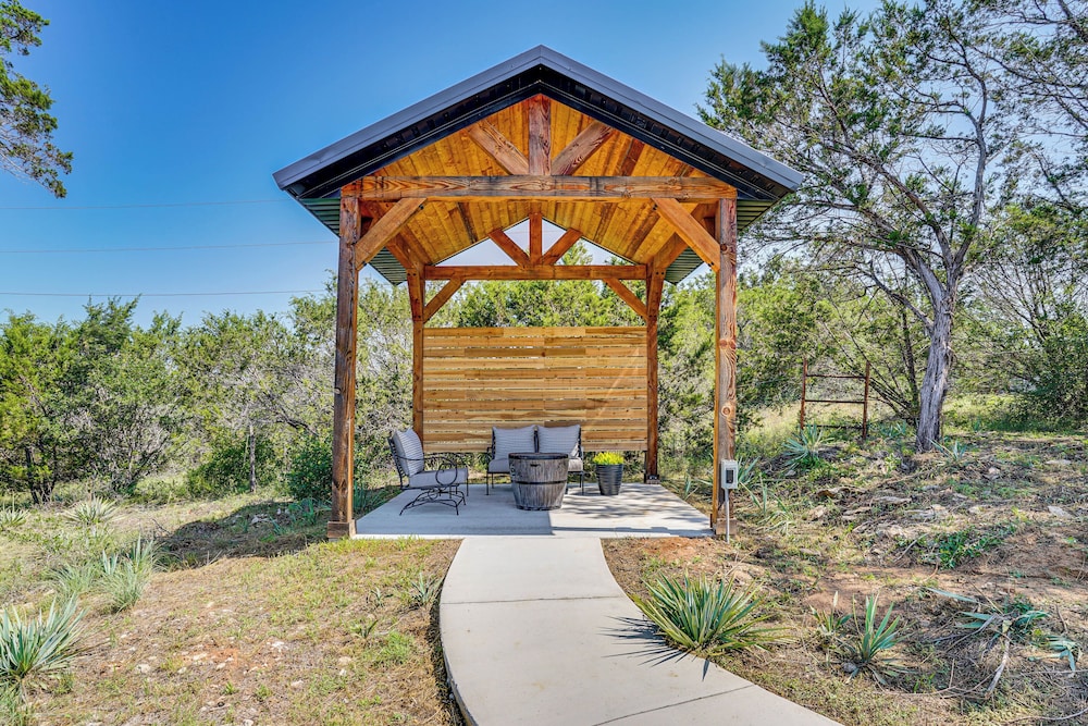 Recently Built Cabin w/ Pavilion in Granbury!