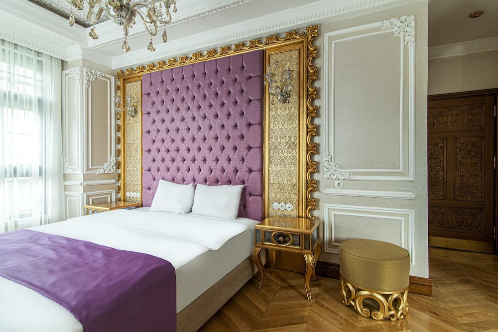 Hotel Room in Historic Mansion in Beylerbeyi