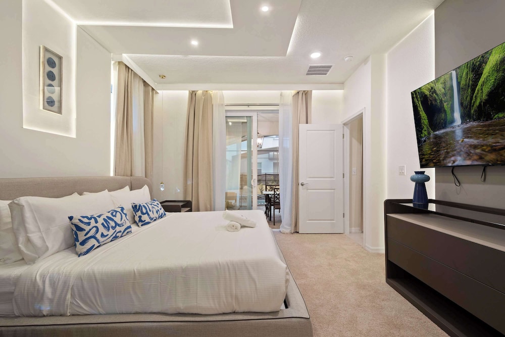 Luxurious Windsor Cay Villa Private Pool, Epic Game Room & Minutes to Disney!