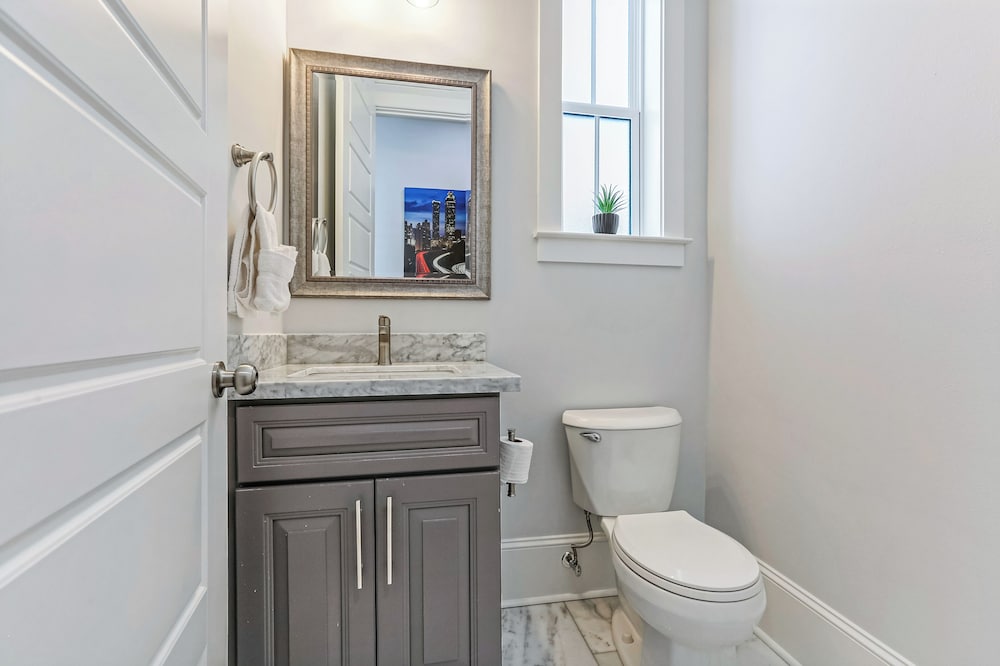 Stunning 4 BR Condo + Pool - Near St. Charles