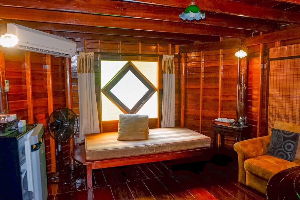 Kaengkrachan Boathouse Paradise Resort