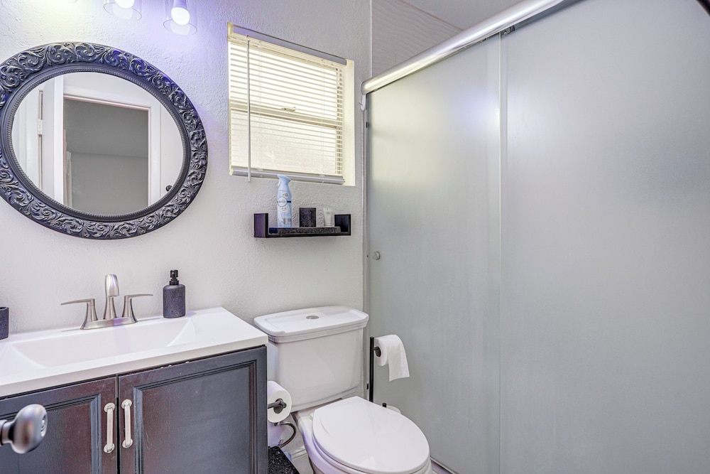 Explore & Relax: Chic & Cozy Retreat in Lakeland!