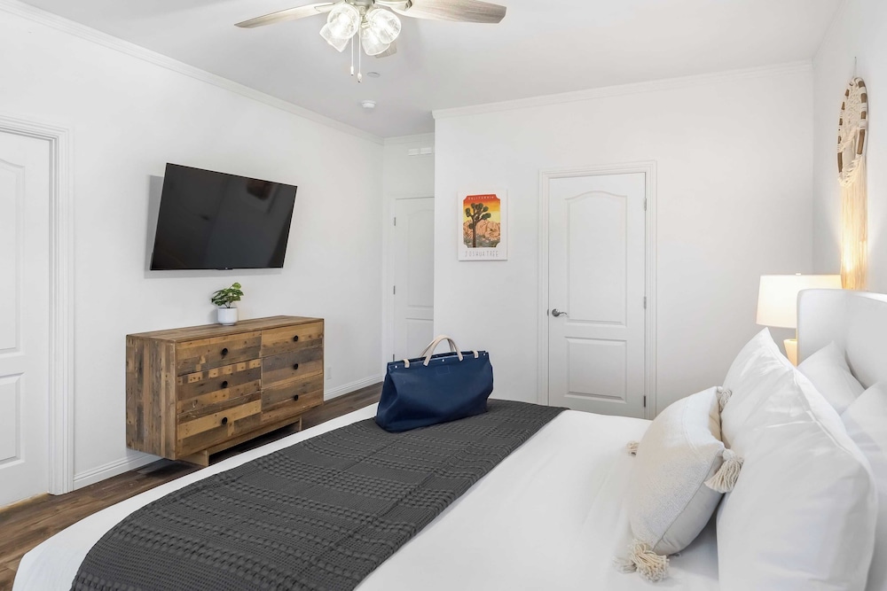 Pool, Spa, Pickleball & Piano Near Pioneertown Harmony House by Avantstay