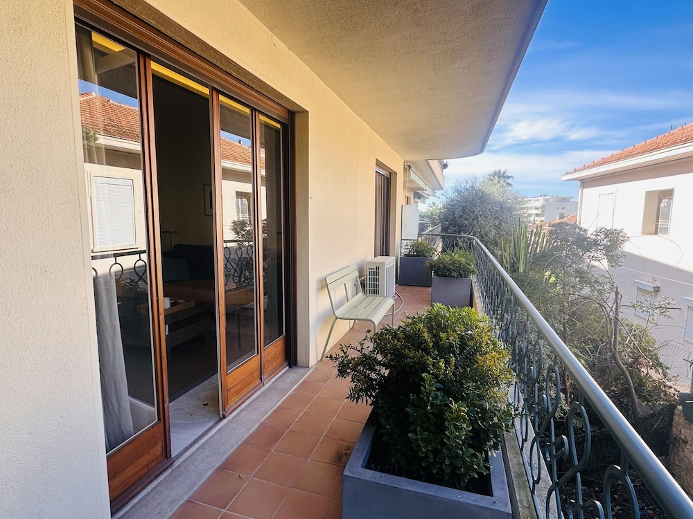 One Bed Apartment Just Minutes Walk From the Croisette and the Palais in a Secure Residence - 1693