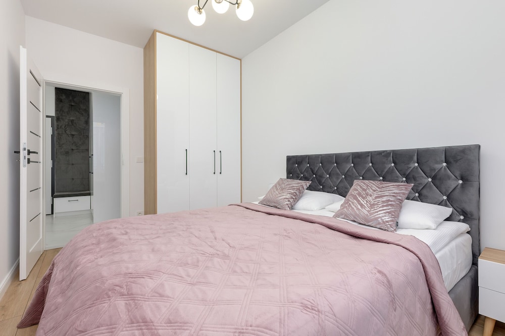 8th Floor Apartment in Warsaw by Renters view 3