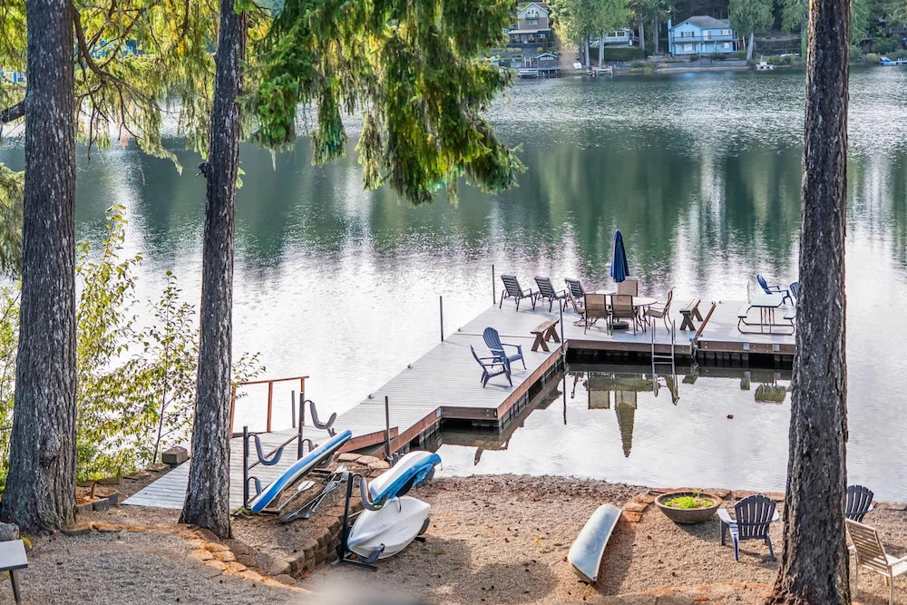 Lakefront Luxury Hot Tub Dock Retreat