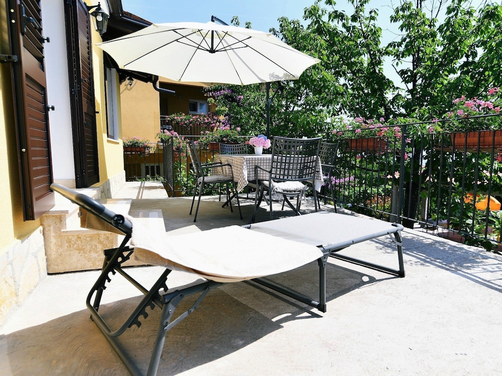 Charming Holiday Home With Terrace and Garden - One Bedroom Holiday Home