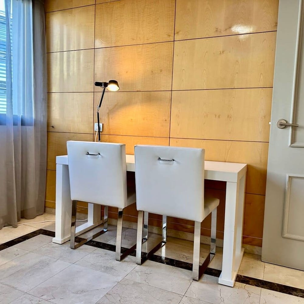 Engracia Square 1-bedroom Apartment in Chamber