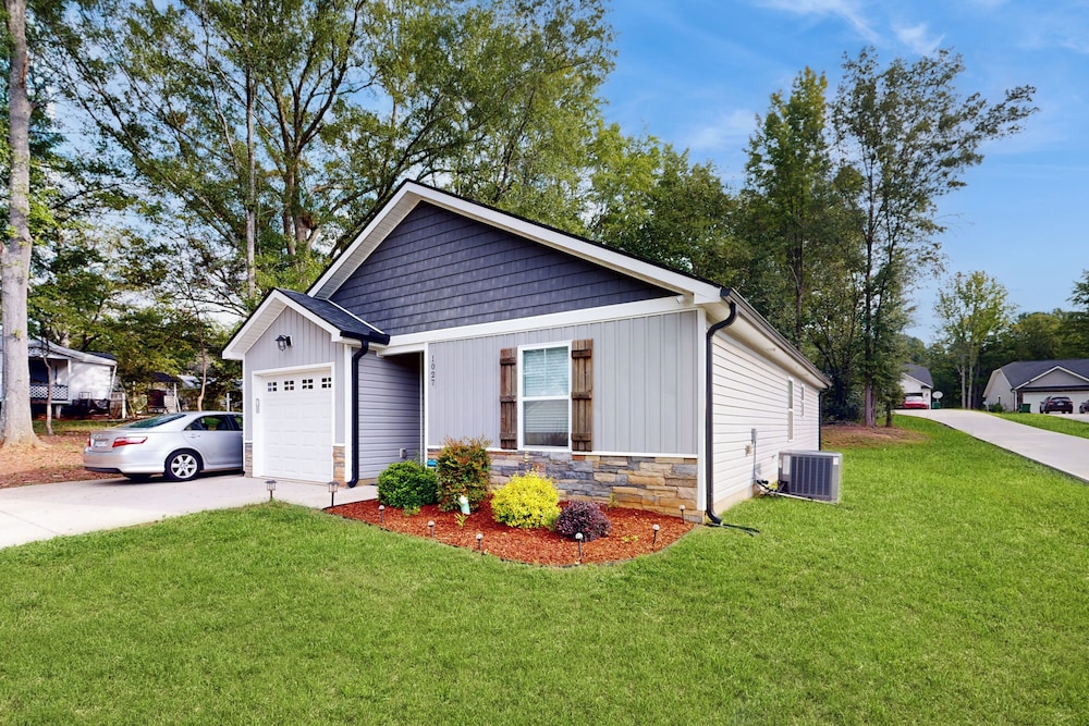 3BR Charming, Dog Friendly Home w/ Fire Pit!
