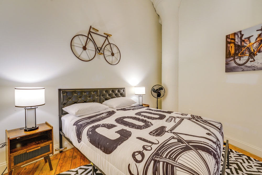 1 Mi to Dtwn! Riverside Corktown Loft on 2nd Floor