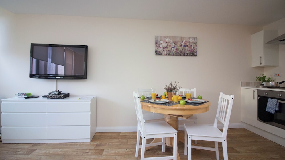 Stayzo Castle Point 6 Apartment - Premier Lodge
