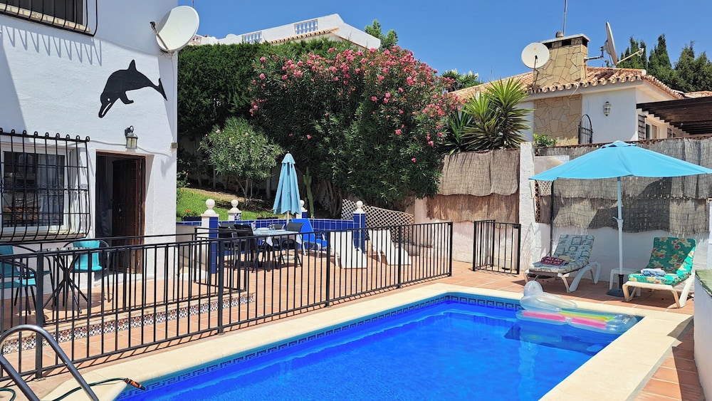 2 Bed Villa - Sleeps 5 - Private Pool & Garden