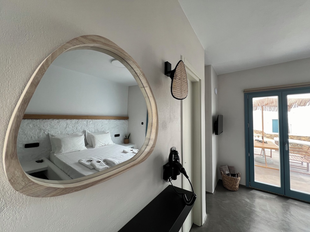Thronos Suites