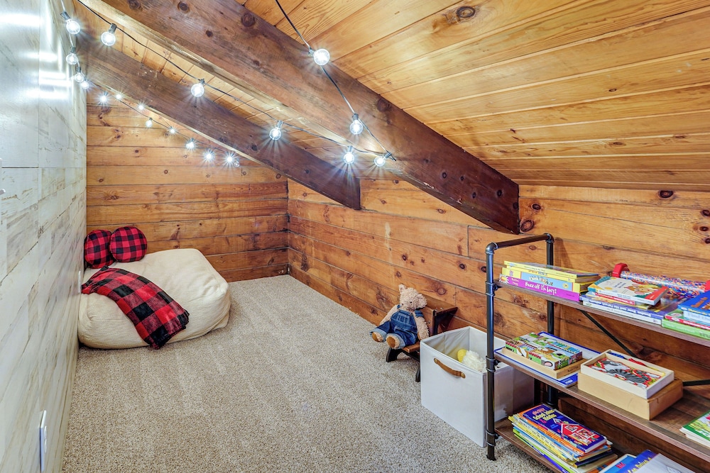 Family-friendly Tyrone Cabin w/ Deck Near Hiking