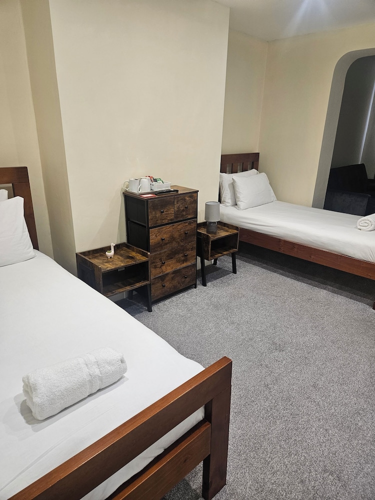 Basement 2 Bed Appartment with EVCharger