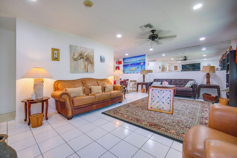 < 3 Mi to Hard Rock Stadium: Miami Home w/ Sunroom