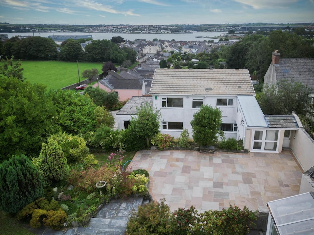 Longview - 4 Bedroom Holiday Home - Pembroke Dock