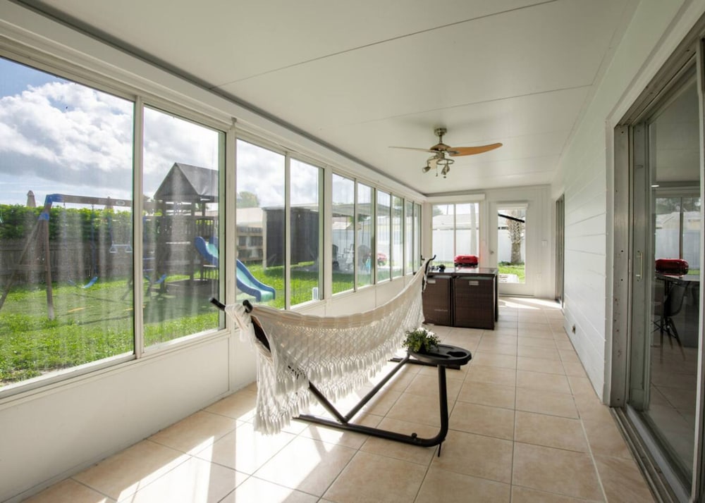 Riverside Retreat w Fireplace