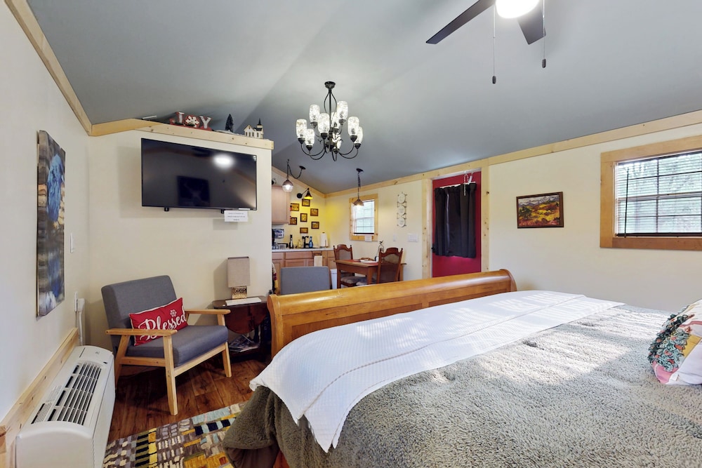 1BR Rustic Cabin w/ Kitchenette, Streaming & Wifi