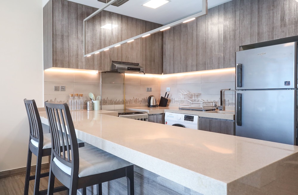 Elite LUX Holiday Homes - Stunning Lake View 1bhk Retreat in JLT Dubai