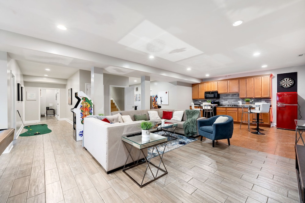 Spacious Luxury Retreat 8 Bed Oasis With 6 Baths