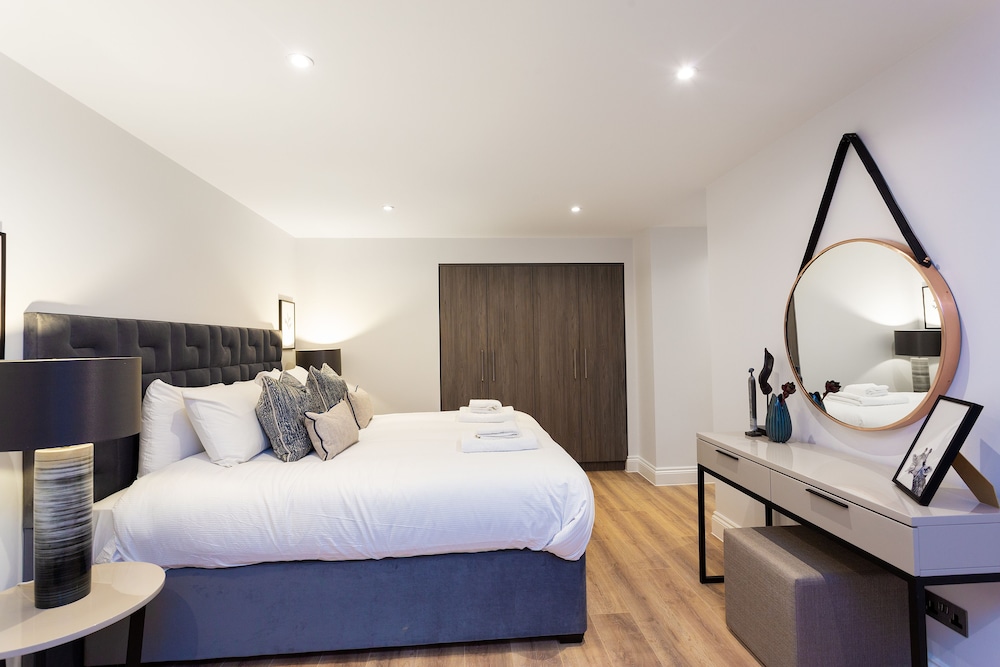 The Carlyle - Elegant Serviced Apartments