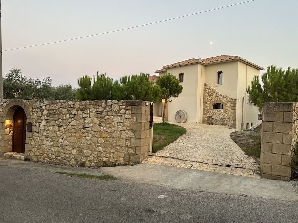 Onirozo Villa